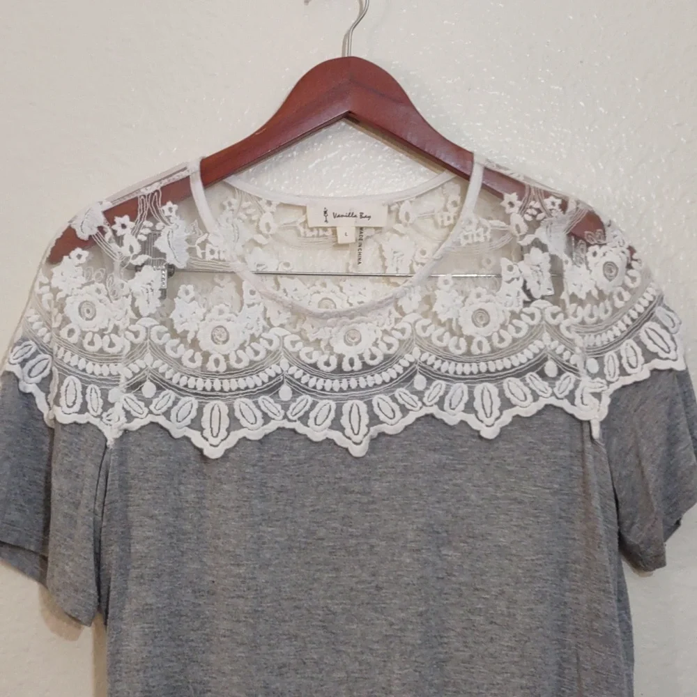 SLIGHTLY USED VANILLA BAY GRAY AND WHITE FLORAL EMBROIDERY SIZE L - Picture 7 of 10
